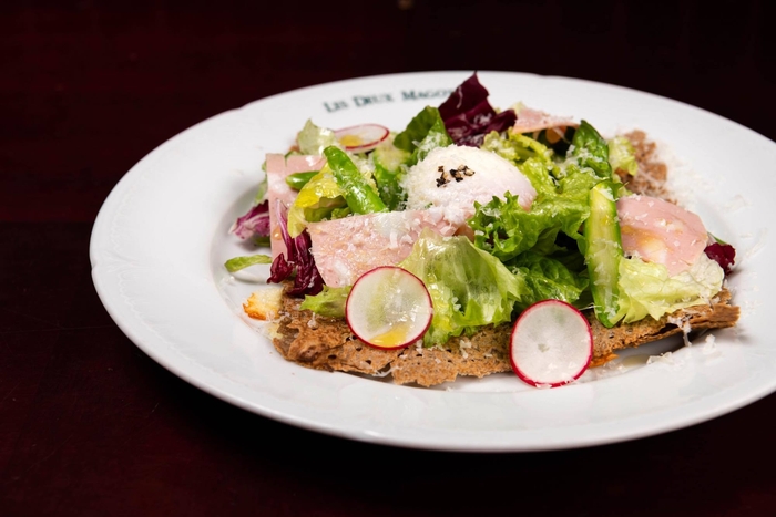 モルタデラハムとコンテチーズのサラダ風ガレット ~半熟卵添え~