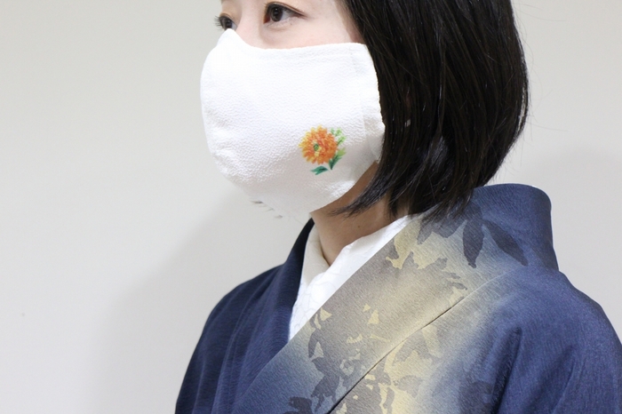8月の花「ひまわり」が描かれたマスク。花言葉は「愛慕」