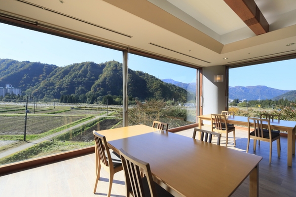 ＜食事＞ 地元食材を取り入れたお食事を夕朝食ともにビュッフェスタイルで。