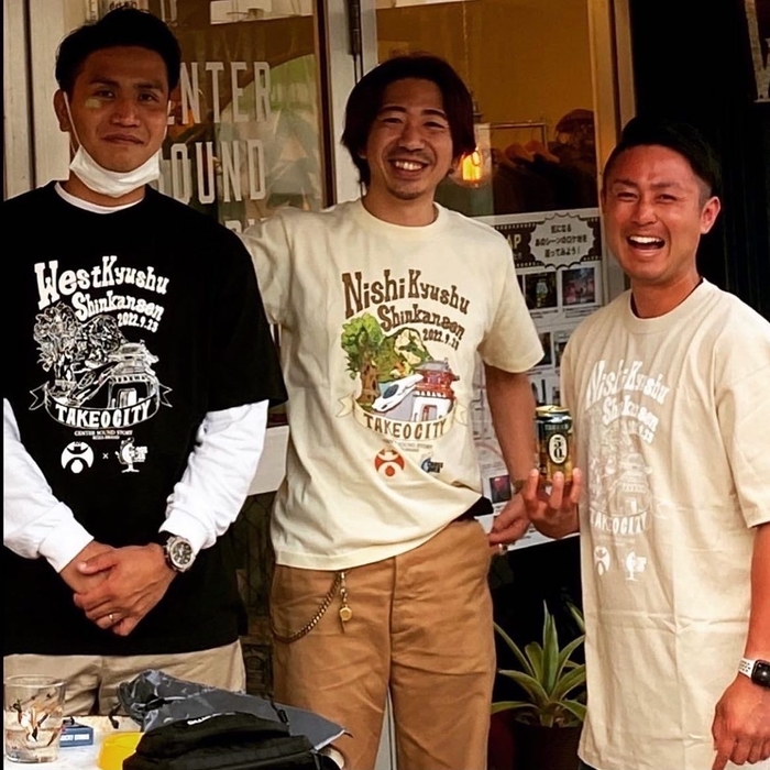 カラーTシャツと白黒Tシャツ