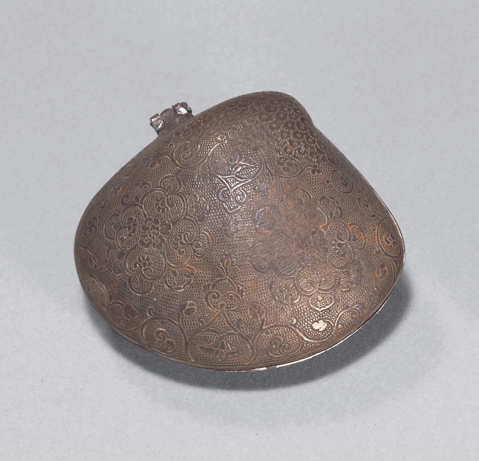 唐草文蛤形銀盒子（からくさもんはまぐりがたぎんごうす）