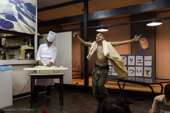 テナントオーナーとアーティストが闘うビル乗っ取りパフォーマンスより。2階の食堂では、キャベツの千切りの音で踊る即興パフォーマンスも。