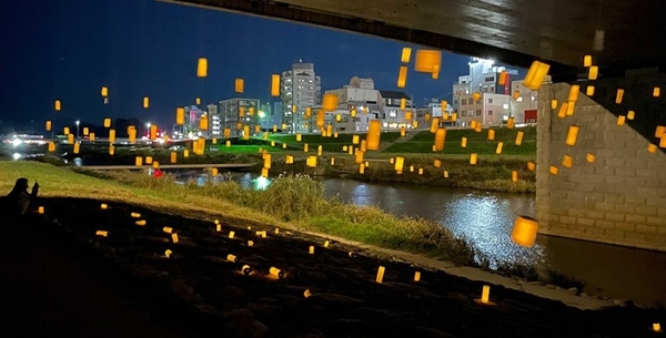 「ナイトリバー in 飯塚2022」の空中灯籠の様子