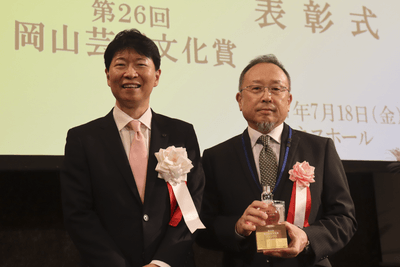 伊原木知事と記念写真に納まる迫田さん(右)