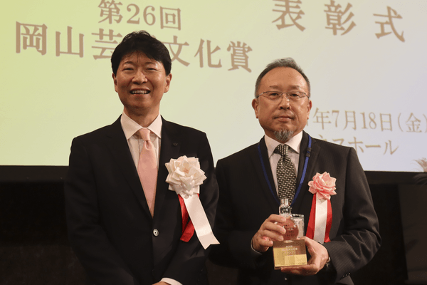 伊原木知事と記念写真に納まる迫田さん(右)