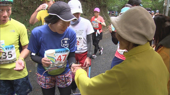 去年の大会のランナーとボランティア