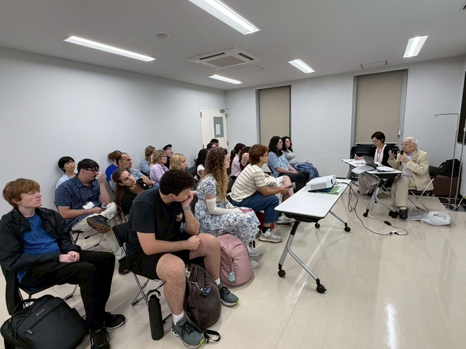 田中さんの講演に聴き入る米国とブラジルの学生たち
