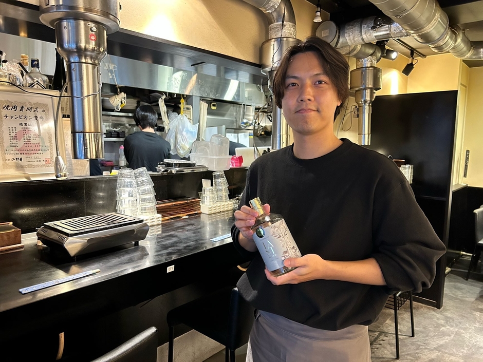 店員の金子さん(手前)と斉藤さん(奥)