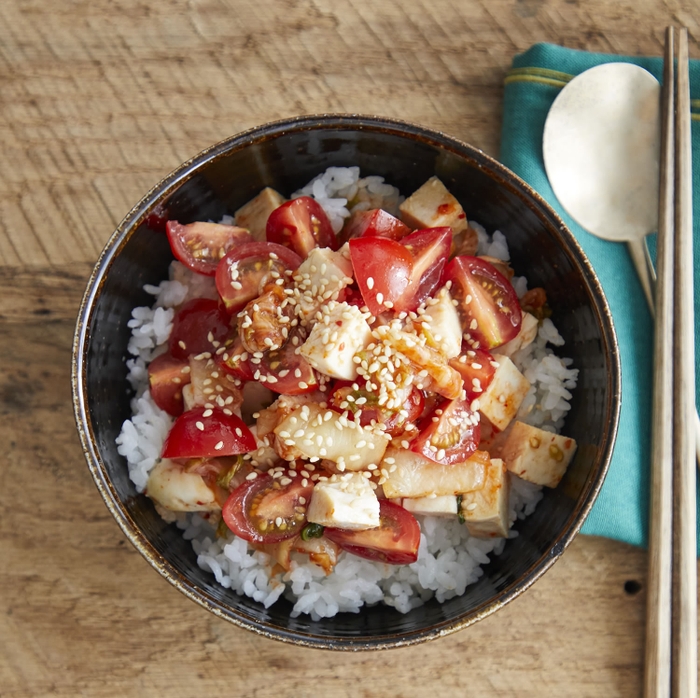 サラダチキンにトマトの酸味とキムチの辛みが相性抜群「爆速！トマキムチキン丼」