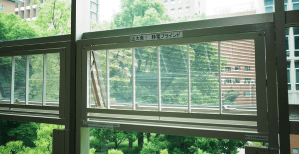 本学教室の窓枠に設置した「静電ブラインド」