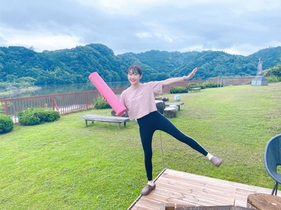 亀山湖畔のデッキでヨガ体験なども出来ます。