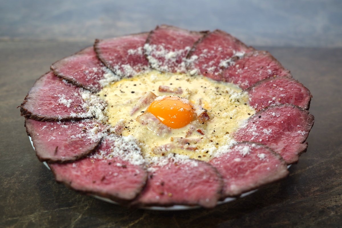 50cm超えのパスタ！？サーロイン肉をのせた“肉ボナーラ”が新宿に登場