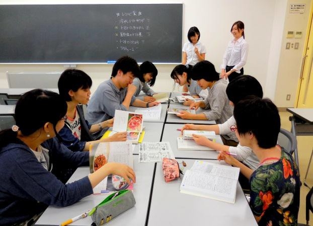 チラシ作成のため打合せを行う農学部学生