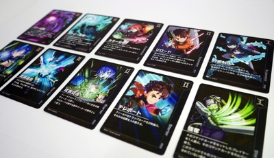 様々な能力を発動するコマンドカード。イラストはすべて当社のオリジナルです。