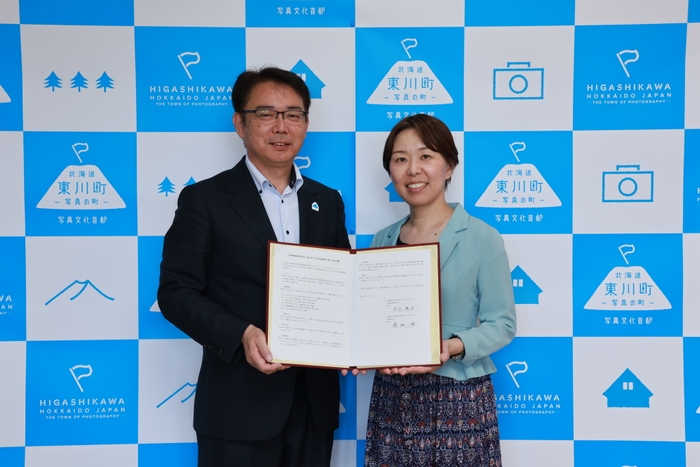 写真左： 東川町長 菊地 伸／写真右：札幌新陽高等学校 校長　赤司 展子氏