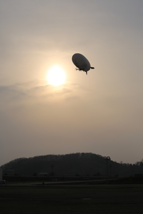 夕日受けて飛ぶ飛行船2