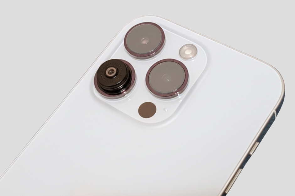 ピタッと張り付けるだけの簡単装着(何度でも装着可能)