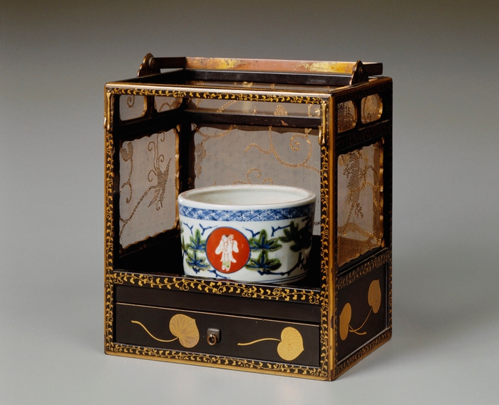 Photo.11 葵蒔絵手付きたばこ盆