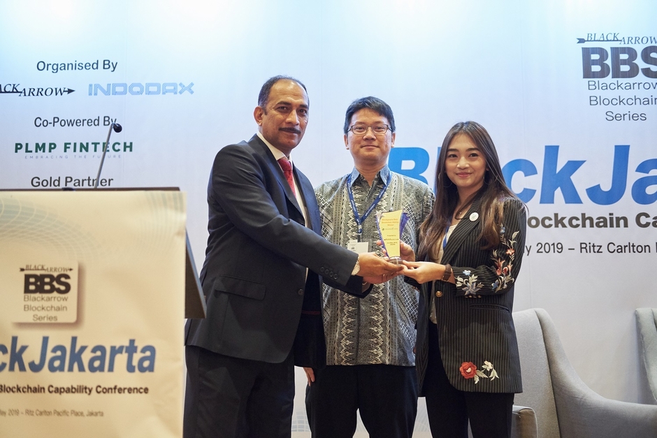 BBS賞トロフィー授受の様子