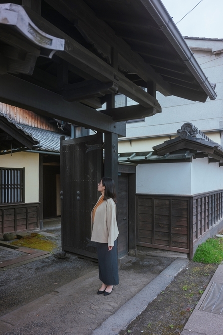 旧庄屋・小山家の正門を見上げる様子