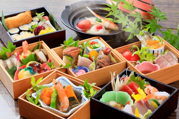 六つのお重には、目にも愉しい色とりどりのグルメが