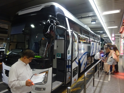 2人体制で運転を行い、手荷物の積み込みも丁寧に行います