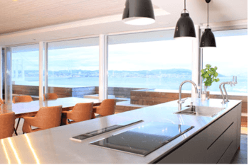 2Fバルコニーとシームレスに繋がる約80帖の開放的なリビング・ダイニング。