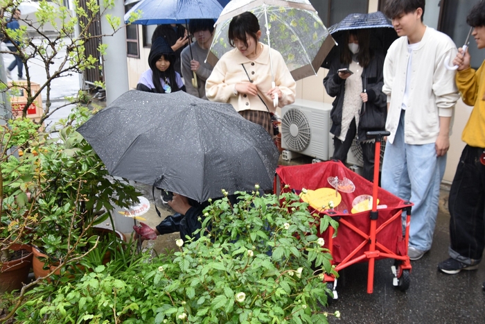 看板を設置する学生