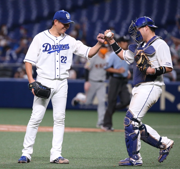 グータッチを交わす大野と木下拓