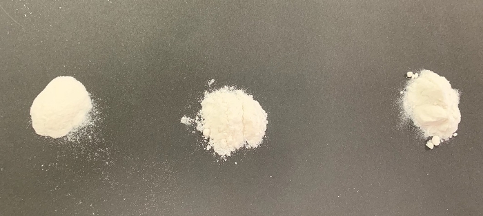 生分解性樹脂マイクロビーズ、スクラブの外観 左からセルロースナノファイバー複合PLA樹脂、デンプン系生分解性樹脂、セルロース系生分解性樹脂