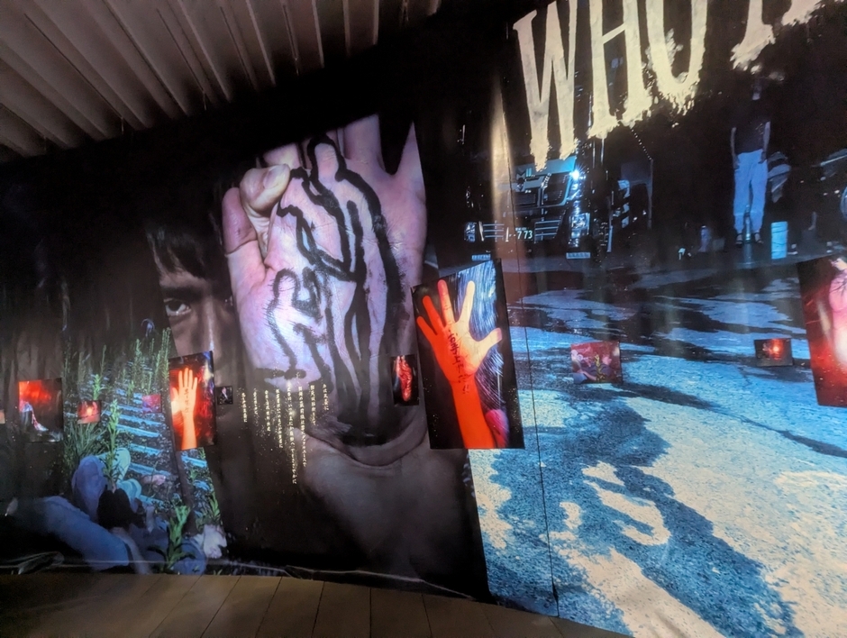 志賀理江子作品　インスタレーション風景 4(「なぬもかぬも」より)　2025年