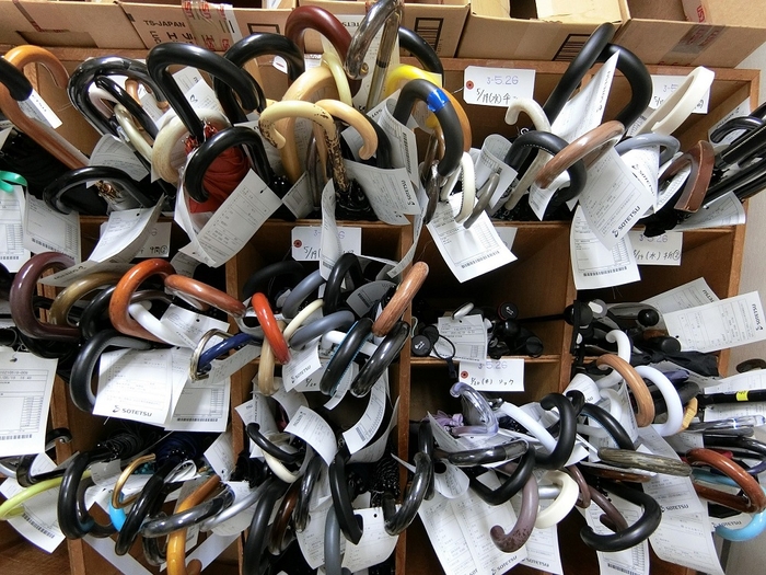 集められた忘れ物の傘(お忘れ物センター)