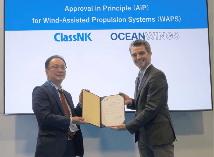 (写真:左:菅勇人氏、日本海事協会会長、右:OceanWings クリストフ・パイユソー、 営業・マーケティング担当副社長)