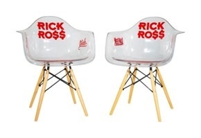 アームチェア (C)Julien's Auctions