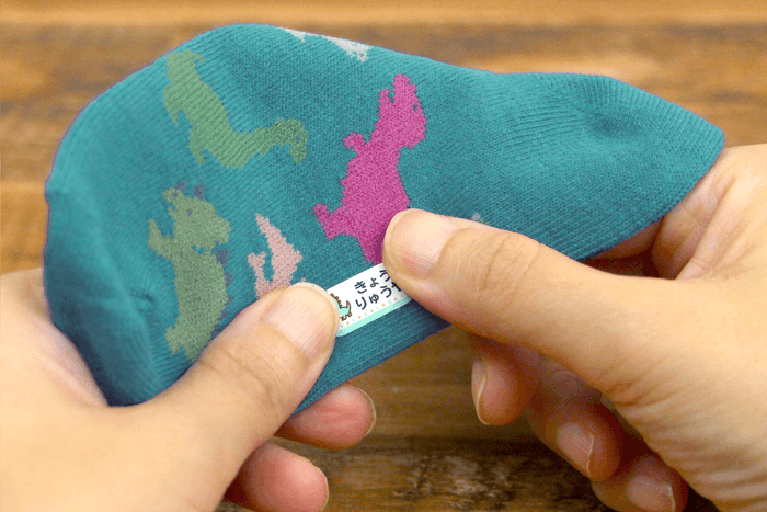 靴下に指で貼るだけ