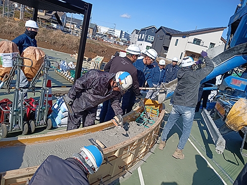 写真1：CPコンクリート製ベンチを打設する様子