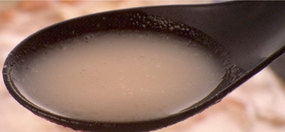 豚骨だけを用いて作られるスープ