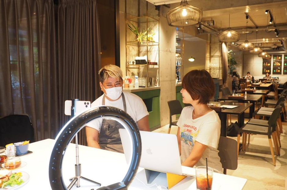 画面左:GOOD MORNING CAFE NOWADAYS店長の新田さん