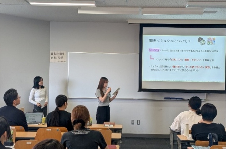 ゼミで新製品を企画提案する様子