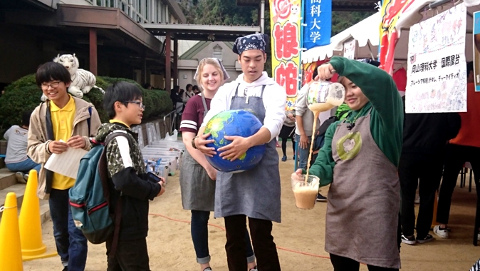 「テタレ」のデモンストレーションをする教育学部２年、湊遥香さん（右端）と教育学部３年、日高綾さん（右から２人目）