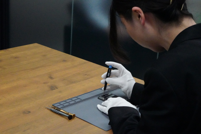 東京で研修を受けた査定士がiPhone修理を行います。