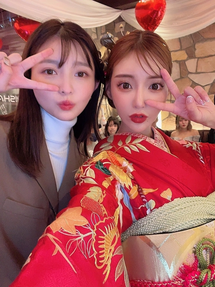 (左)橋本萌花さん、(右)明日花キララさん