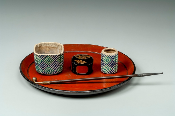 Photo.06 朱漆塗たばこ盆