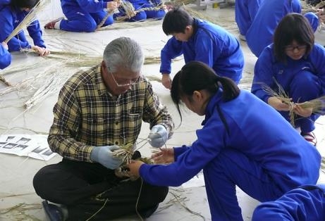 過去のしめ飾りづくりの様子