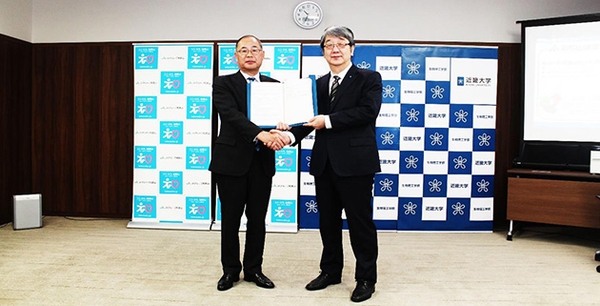 左:和歌山県農業協同組合連合会 経営管理員会副会長 次本圭吾、右:近畿大学 学長 細井美彦