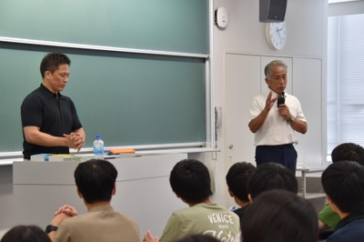 野村特任教授を紹介する梅田教授