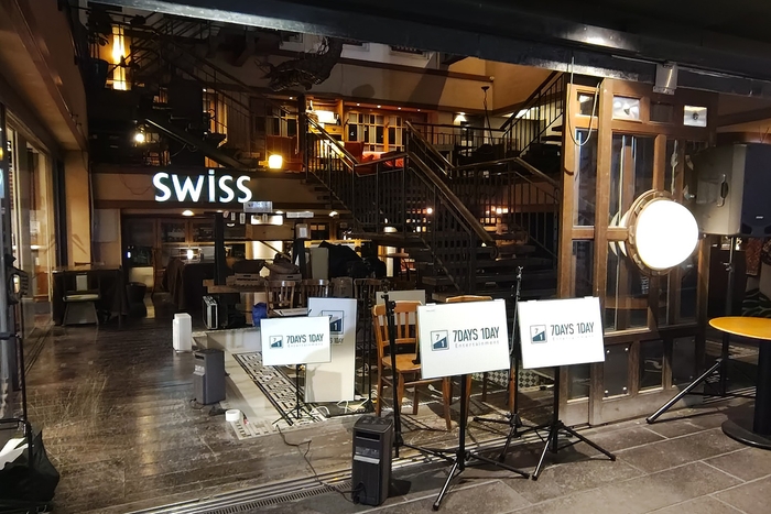 栄通り「Second Sight」店頭の水盤。通常は水が張られた池部分を、ライブ時にステージとして活用している