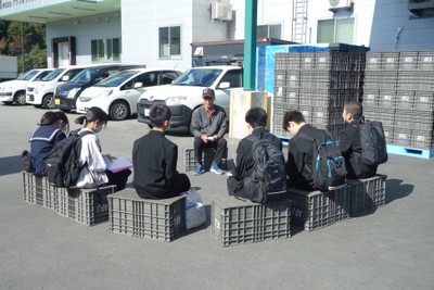地元の中学生に話をする社長
