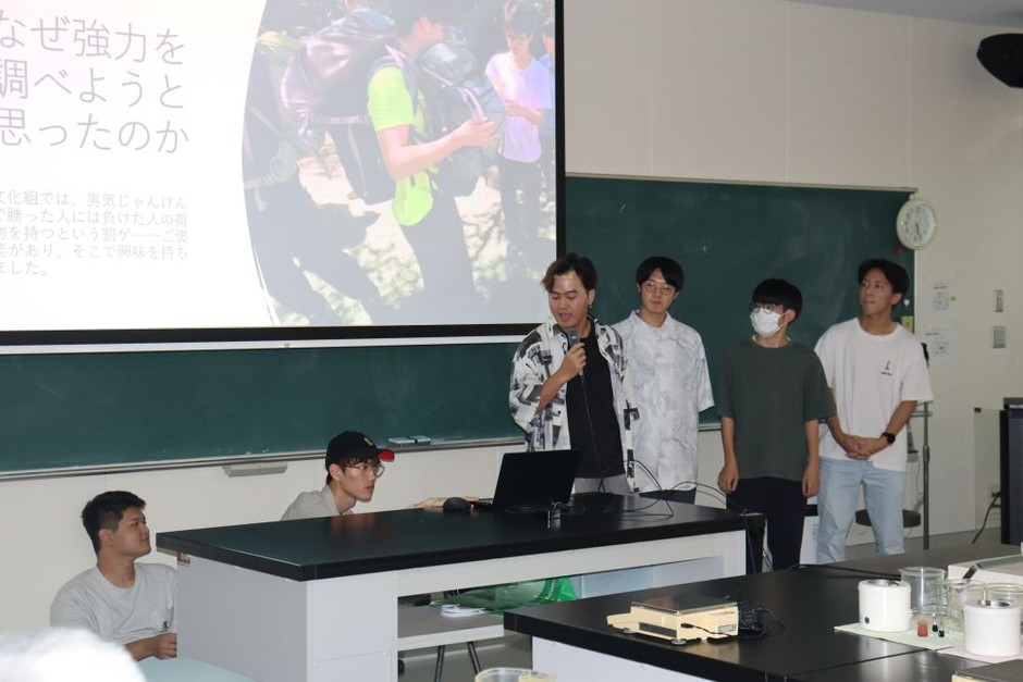 現地演習の報告会で一人ずつ発表する学生たち