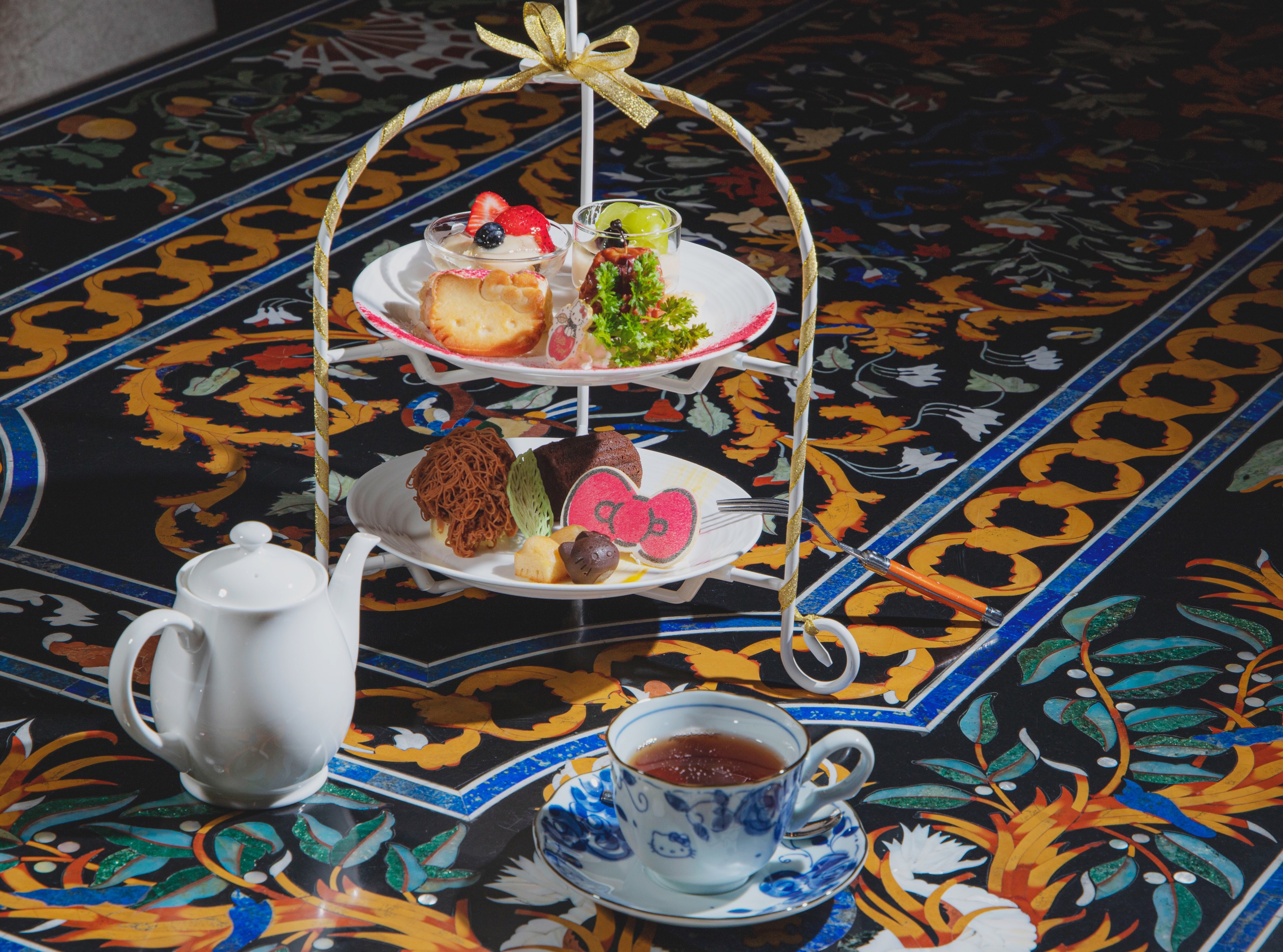 ハローキティの形を彩った“ヴィーガンアフターヌーンティー”が大人気! 『季節のアフターヌーンティー~Autumn Scarlet~』11月14日まで販売延長